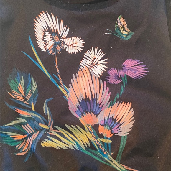 Ultracor workout top size small black with design . Front and back - Picture 3 of 5